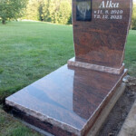 Zvířecí pomníček Multicolor + gravírovaný portrét